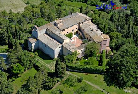 Vendita di una Storica Abazia e Azienda Agrituristica in Toscana