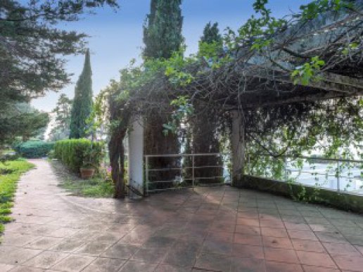 Villa romantica immersa nel verde a pochi passi dal centro citt 🛁 4 🛌 3 - 65