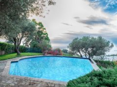 Romantic villa surrounded by greenery a few steps from the city center 🛁 4 🛌 3 - 8